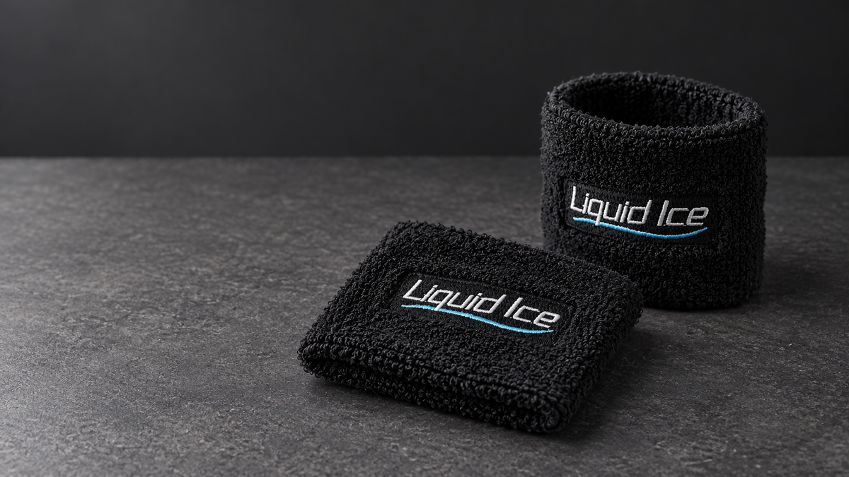 Zwei Liquid-Ice-Schweißbänder auf dunklem Stein