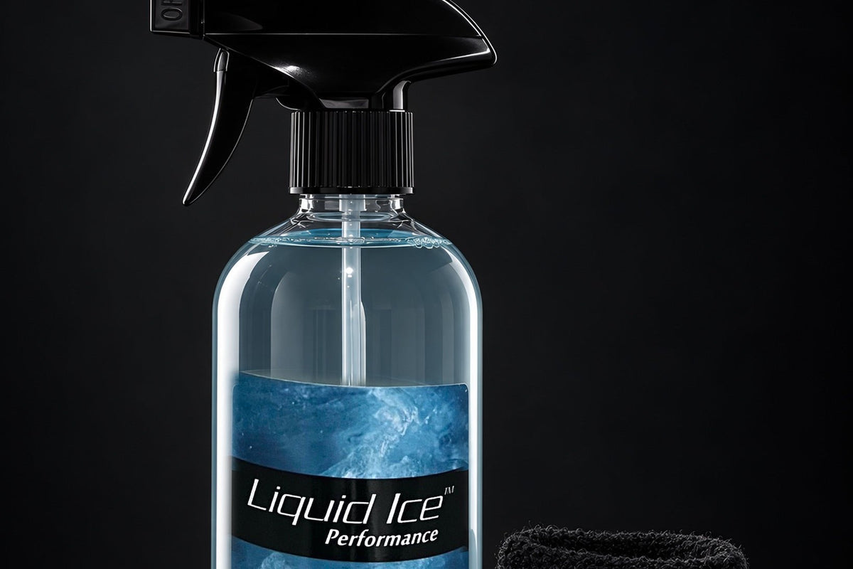 Liquid Ice 500 ml mit Pumpsprüher vor dunklem Grund