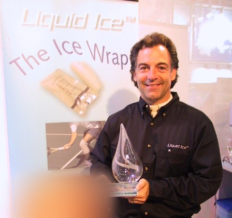 Gründer Gerard Hassler hält den ISPO brandnew Award am Liquid-Ice-Stand, 2002