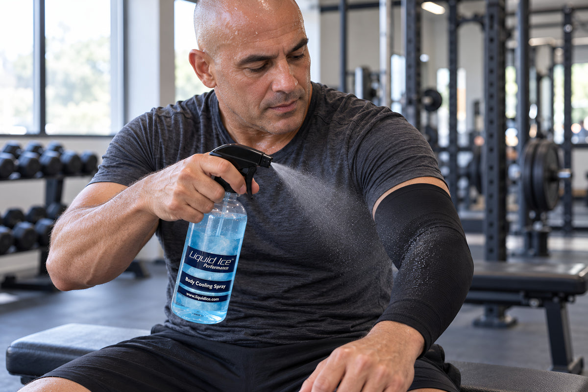 Sportler sprüht Liquid Ice auf seinen Kompressionsärmel